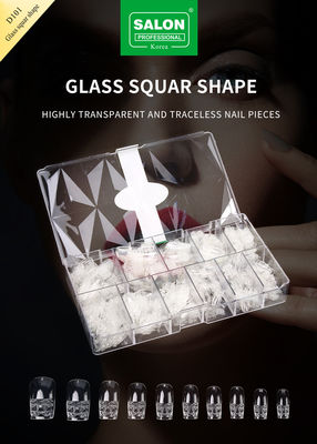 Des ongles à la mode de couleur claire, des ongles faux, couverture complète, des ongles français, design personnalisé pour les salons d'art de l'ongle